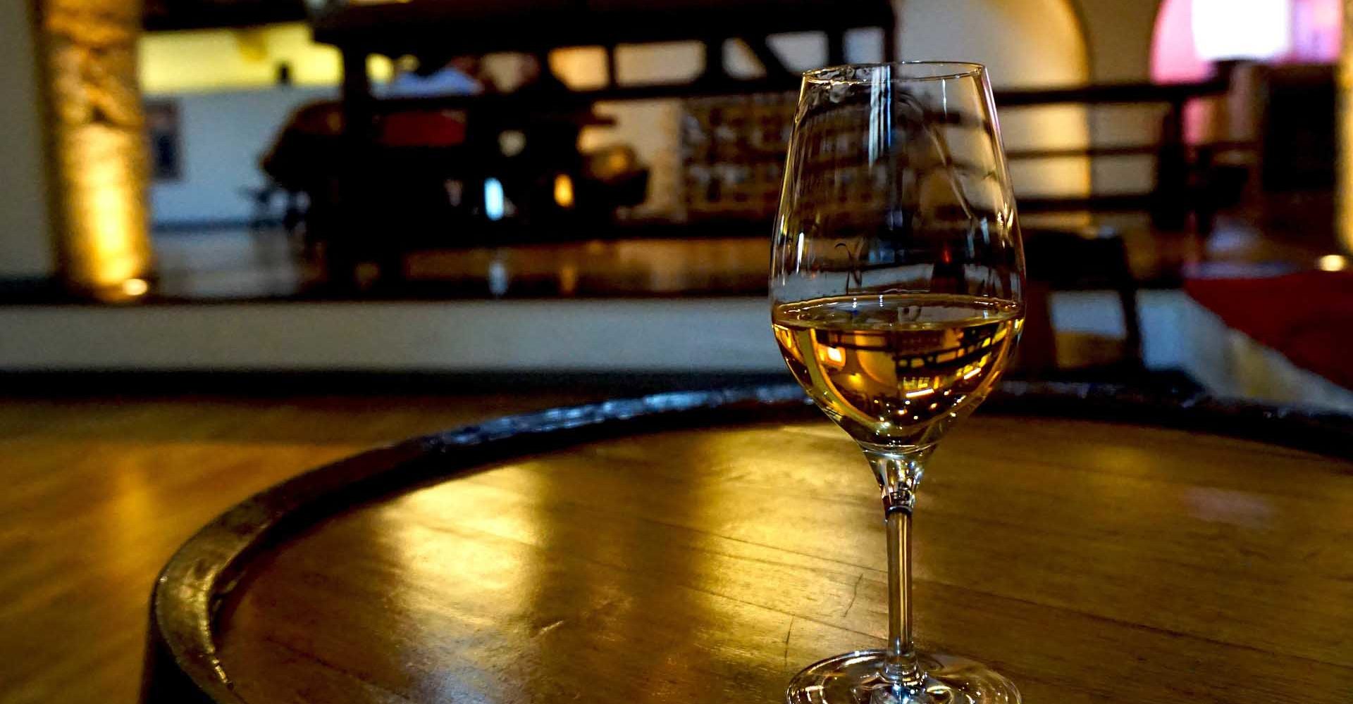 Illuminazione sale degustazione vino